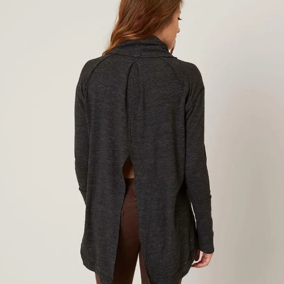 ❤️Free People We The Free Split Back Grey Turtleneck Sweater Back Slit Small P - Picture 2 of 13